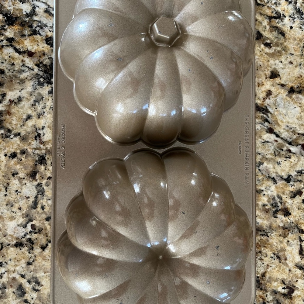 Nordic Ware The Great Pumpkin Cake Pan
